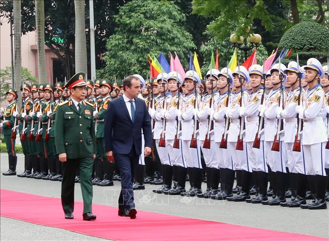 Minister of National Defence General Phan Van Giang and French Minister of the Armed Forces Sébastien Lecornu review the guard of honour at the welcome ceremony. VNA Photo: Trọng Đức