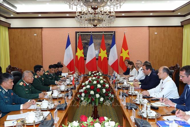 A view of the talks between Minister of National Defence General Phan Van Giang and French Minister of the Armed Forces Sébastien Lecornu. VNA Photo: Trọng Đức