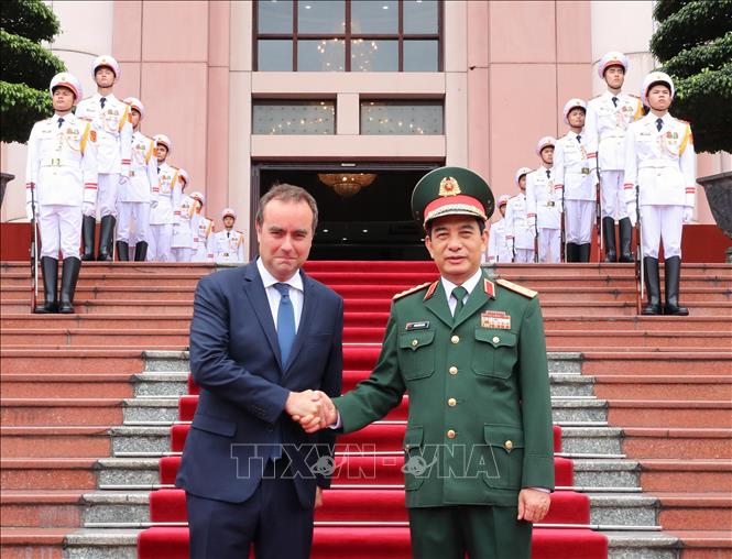 Minister of National Defence General Phan Van Giang welcomes French Minister of the Armed Forces Sébastien Lecornu. VNA Photo: Trọng Đức
