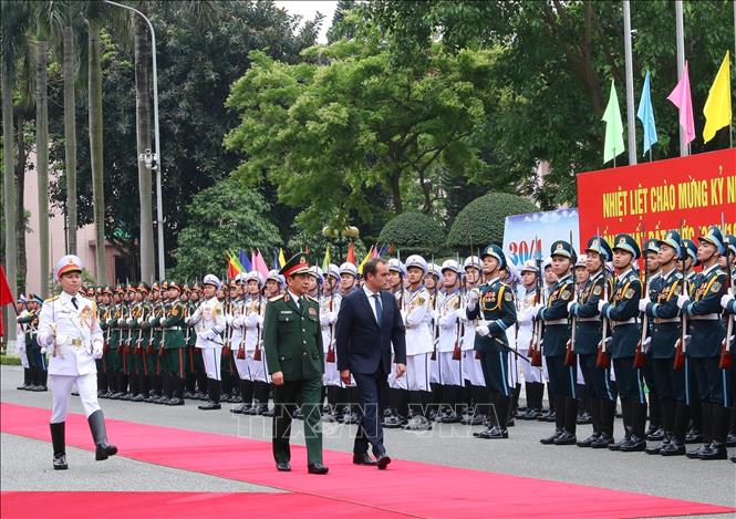 Minister of National Defence General Phan Van Giang and French Minister of the Armed Forces Sébastien Lecornu review the guard of honour at the welcome ceremony. VNA Photo: Trọng Đức