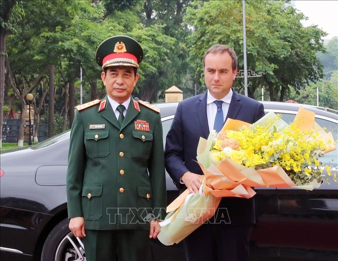Minister of National Defence General Phan Van Giang welcomes French Minister of the Armed Forces Sébastien Lecornu. VNA Photo: Trọng Đức