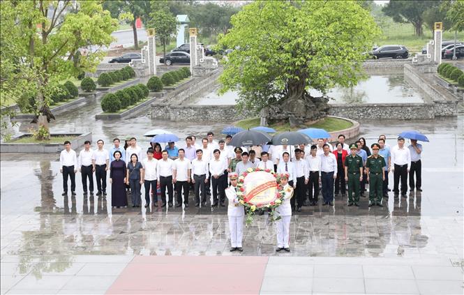 Đoàn đại biểu đặt vòng hoa, dâng hương tại Đài tưởng niệm Liệt sỹ của tỉnh Ninh Bình. Ảnh: Đức Phương - TTXVN