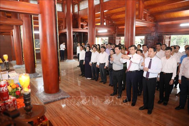 Đoàn đại biểu dâng hương tại Đền thờ liệt sỹ của tỉnh Ninh Bình. Ảnh: Đức Phương - TTXVN