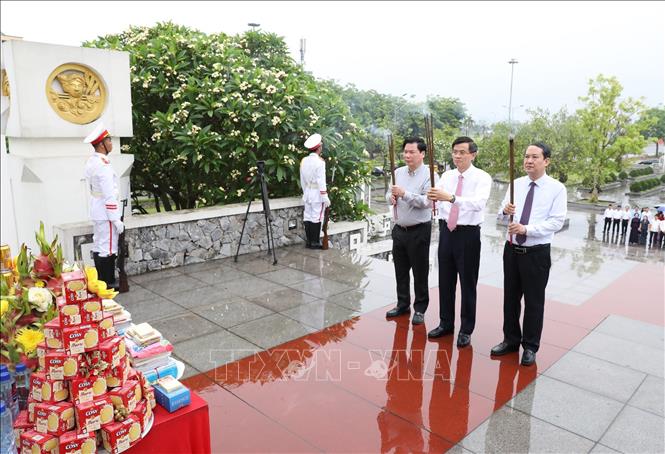 Đại diện lãnh đạo tỉnh Ninh Bình đặt vòng hoa, dâng hương tại Đài tưởng niệm Liệt sỹ của tỉnh. Ảnh: Đức Phương - TTXVN