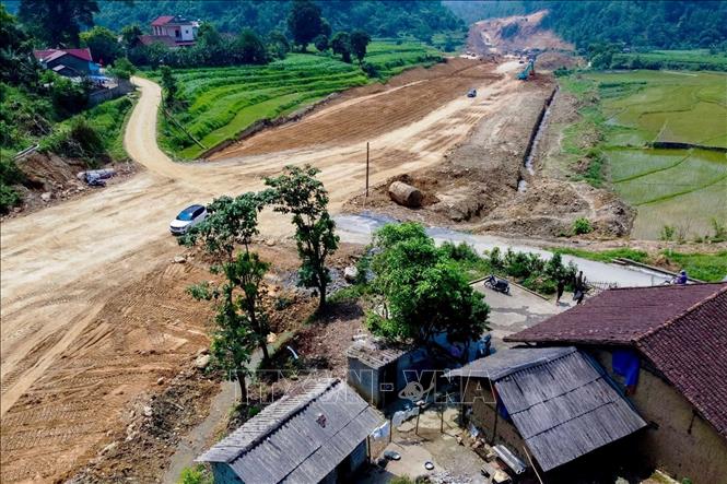 Thi công đoạn cao tốc đầu tiên qua xã Đức Xuân, huyện Thạch An. Ảnh: Chu Hiệu-TTXVN.