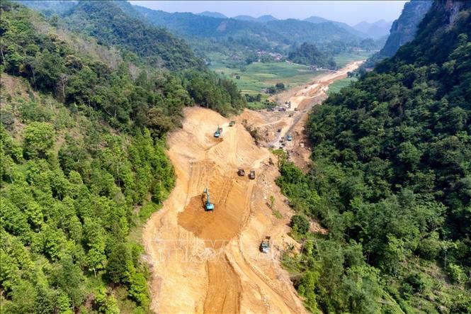 Những km cao tốc đầu tiên đoạn qua xã Đức Xuân, huyện Thạch An. Ảnh: Chu Hiệu-TTXVN.