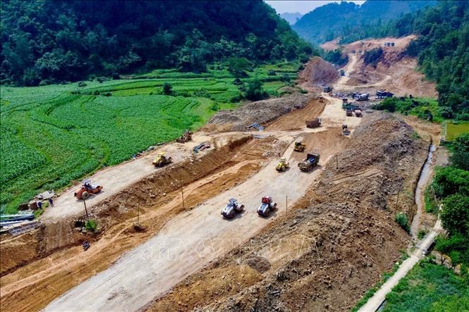 Nhà đầu tư tập trung máy móc, nhân lực thi công dự án đoạn qua huyện Thạch An. Ảnh: Chu Hiệu-TTXVN