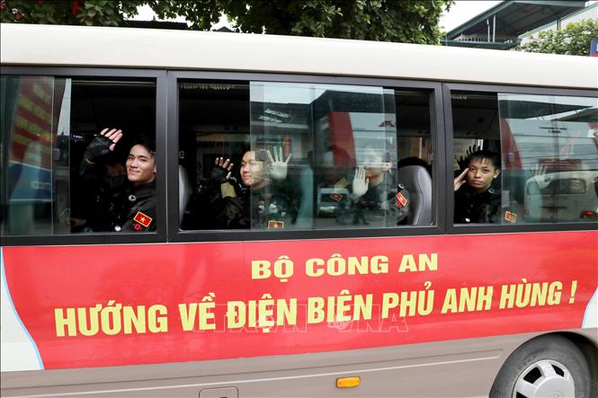 Khối nam chiến sĩ Cảnh sát đặc nhiệm vui vẻ vẫy tay chào nhân dân hai bên đường Võ Nguyên Giáp, thành phố Điện Biên Phủ. Ảnh: Trung Kiên - TTXVN