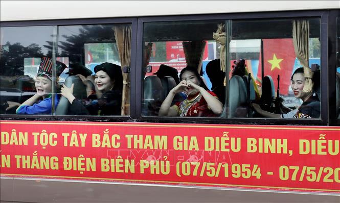 Tình cảm của các nữ dân quân các dân tộc Tây Bắc đối với nhân dân Điện Biên. Ảnh: Trung Kiên - TTXVN