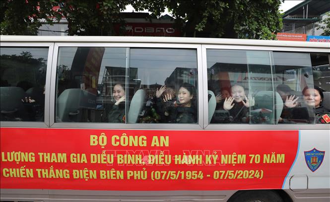 Khối nữ chiến sĩ Cảnh sát đặc nhiệm vui vẻ vẫy tay chào nhân dân hai bên đường Võ Nguyên Giáp, thành phố Điện Biên Phủ. Ảnh: Trung Kiên - TTXVN