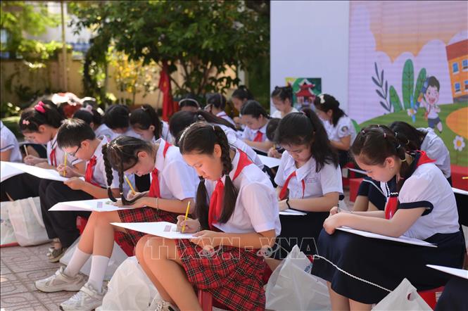 Học sinh Trường Tiểu học Phước Tiến hưởng ứng cuộc thi. Ảnh: TTXVN phát
