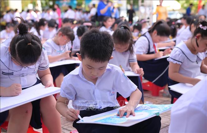 Học sinh Trường Tiểu học Phước Tiến hưởng ứng cuộc thi. Ảnh: TTXVN phát