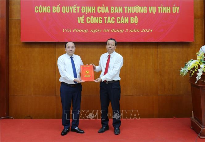 Phó Bí thư Thường trực Tỉnh ủy, Chủ tịch HĐND tỉnh Bắc Ninh Nguyễn Quốc Chung (phải) trao Quyết định cho tân Bí thư Huyện ủy Yên Phong Hoàng Bá Huy. Ảnh: TTXVN phát