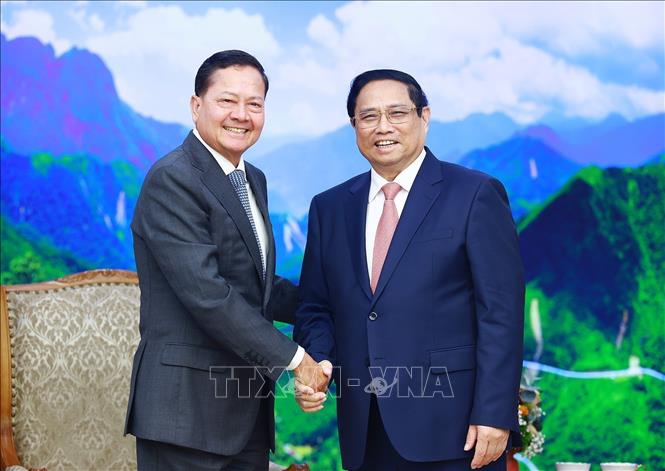 Prime Minister Pham Minh Chinh welcomes Deputy Prime Minister of Cambodia Neth Savoeun. VNA Photo: Dương Giang