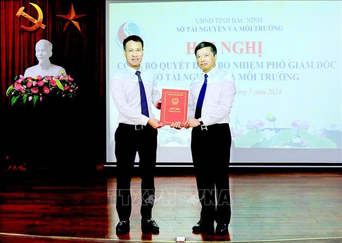 Phó Chủ tịch UBND tỉnh Bắc Ninh Đào Quang Khải (phải) trao Quyết định bổ nhiệm Phó Giám đốc Sở Tài nguyên và Môi trường Nguyễn Mạnh Lân. Ảnh: TTXVN phát