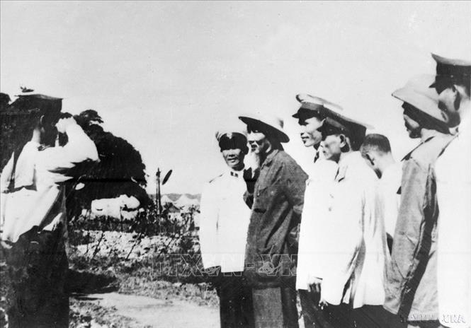 Chủ tịch Hồ Chí Minh thăm một đơn vị hải quân (1965). Ảnh: TTXVN