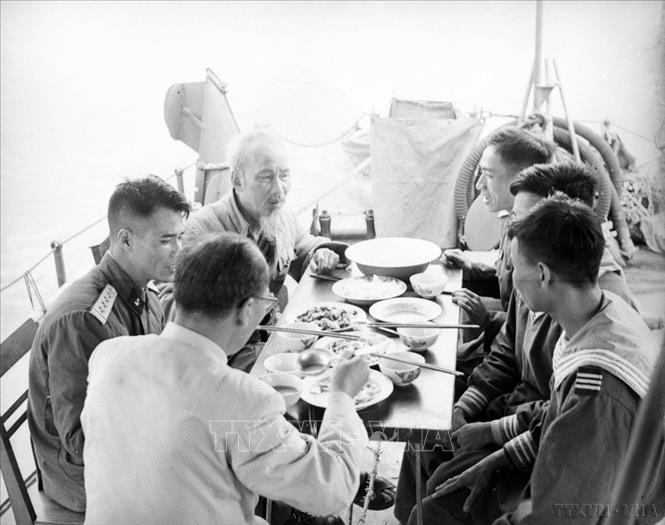 Chủ tịch Hồ Chí Minh đến thăm và cùng ăn cơm trên tàu với cán bộ, chiến sĩ bộ đội hải quân bảo vệ bờ biển Quảng Ninh (1965). Ảnh: TTXVN