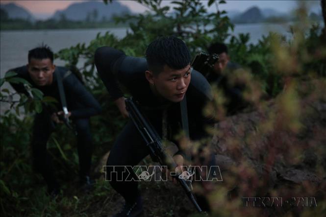 Chiến sĩ Lữ đoàn Đặc công Hải quân 126 đột nhập theo đường sông đánh chiếm mục tiêu giả định trong điều kiện đêm tối. Ảnh: Dương Giang - TTXVN