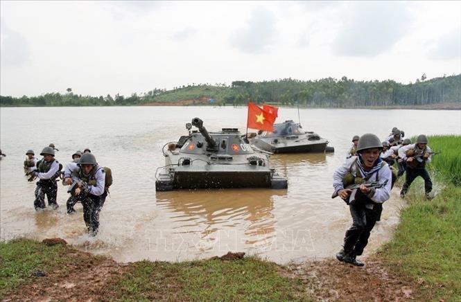 Lực lượng Hải quân đánh bộ phối hợp hiệp đồng đổ bộ tấn công cùng lực lượng xe tăng. Ảnh: Trọng Đức – TTXVN