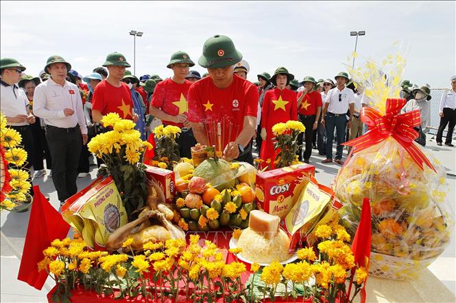 Các thành viên Đoàn công tác số 14 tổ chức Lễ tưởng niệm các chiến sĩ Hải quân đã anh dũng hy sinh tại đảo Gạc Ma. Ảnh: Thanh Vũ - TTXVN