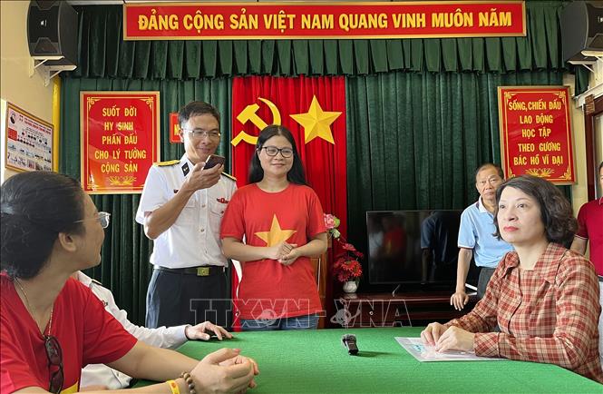 Thứ trưởng Bộ Y tế Nguyễn Thị Liên Hương (phải) cùng lãnh đạo các bệnh viện chỉ đạo trực tuyến qua điện thoại chăm sóc, điều trị người thân của các chiến sĩ trên nhà giàn DK1/20. Ảnh: Thanh Vũ - TTXVN