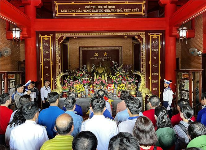 Các thành viên Đoàn công tác số 14 thực hiện nghi thức dâng hương, dâng hoa tưởng nhớ Chủ tịch Hồ Chí Minh tại đảo Trường Sa. Ảnh: Thanh Vũ - TTXVN