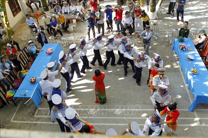 Đoàn văn công tỉnh Hòa Bình giao lưu cùng các chiến sĩ Hải quân trên đảo Sinh Tồn. Ảnh: Thanh Vũ - TTXVN