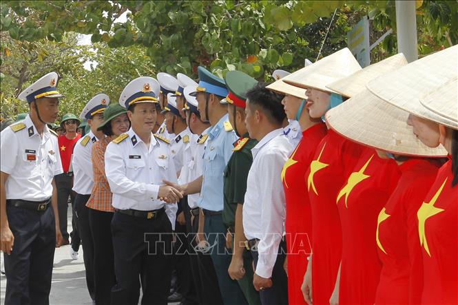 Đại tá Cao Văn Sơn, Phó Chủ nhiệm Hậu cần Quân chủng Hải quân thăm hỏi, động viên cán bộ, chiến sĩ Hải quân và nhân dân đảo Song Tử Tây. Ảnh: Thanh Vũ - TTXVN
