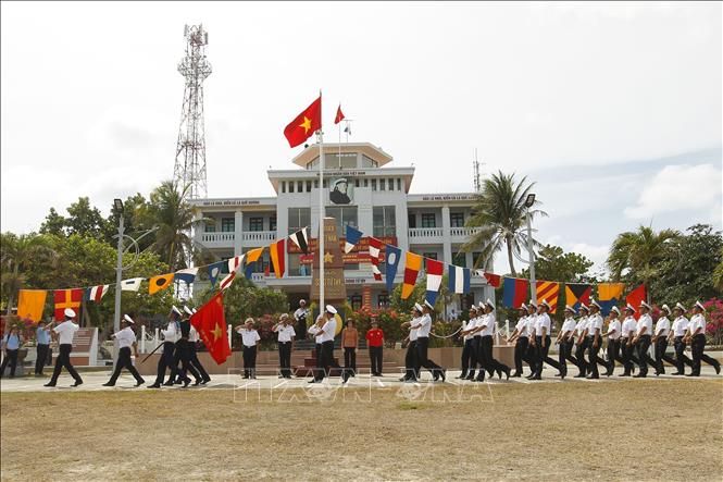 Nghi lễ chào cờ, diễu hành của các bộ, chiến sĩ và nhân dân đảo Song Tử Tây vào đúng ngày kỷ niệm 49 năm Giải phóng miền Nam, thống nhất đất nước (30/4/1975 – 30/4/2024). Ảnh: Thanh Vũ - TTXVN
