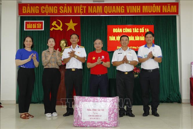 Ông Đinh Thế Phúc, Thành viên Hội đồng thành viên Tập đoàn Điện lực Việt Nam tặng quà các chiến sĩ Hải quân trên Đảo Đá Tây. Ảnh: Thanh Vũ - TTXVN