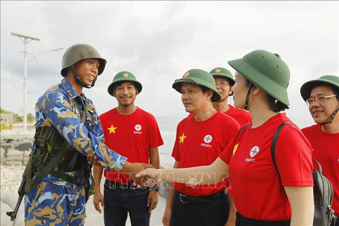 Lãnh đạo Tập đoàn Điện lực Việt Nam thăm hỏi, động viên các chiến sĩ đảo Song Tử Tây đang trực sẵn sàng chiến đấu. Ảnh: Thanh Vũ - TTXVN