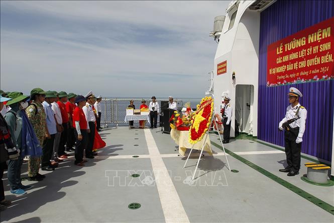 Đoàn công tác số 14 thực hiện lễ tưởng niệm các chiến sĩ Hải quân đã anh dũng hy sinh tại đảo Gạc Ma. Ảnh: Thanh Vũ - TTXVN