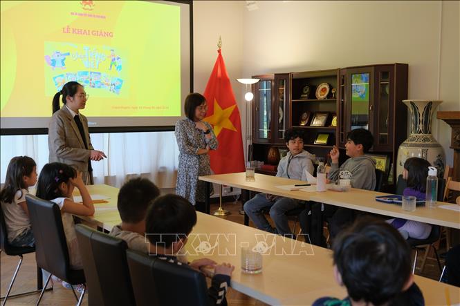 Các cô giáo làm quen với học sinh. Ảnh: TTXVN phát