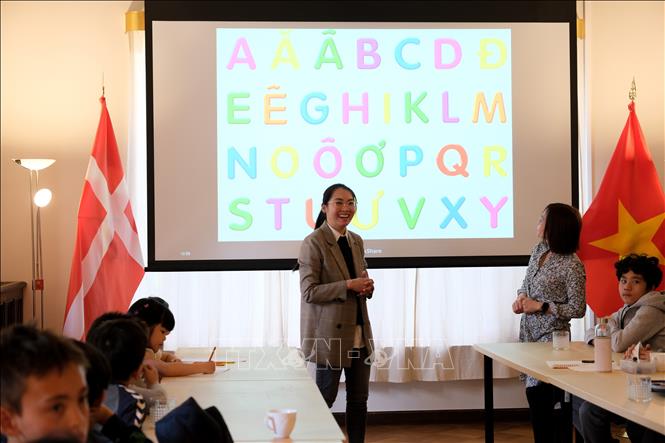 Các cô giáo làm quen với học sinh. Ảnh: TTXVN phát