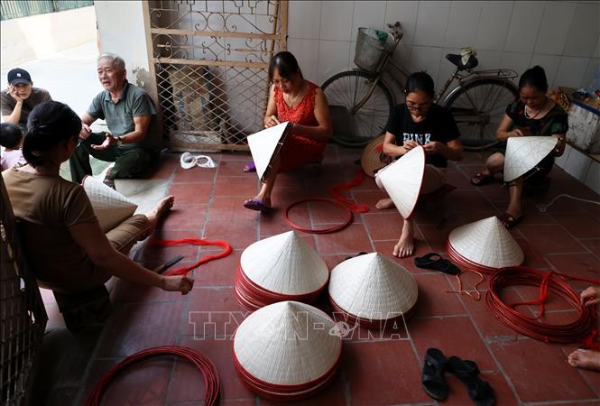 During leisure time, people in different households often gather together to make hats, strengthening the bonds of the village community. VNA Photo: Hồng Đạt