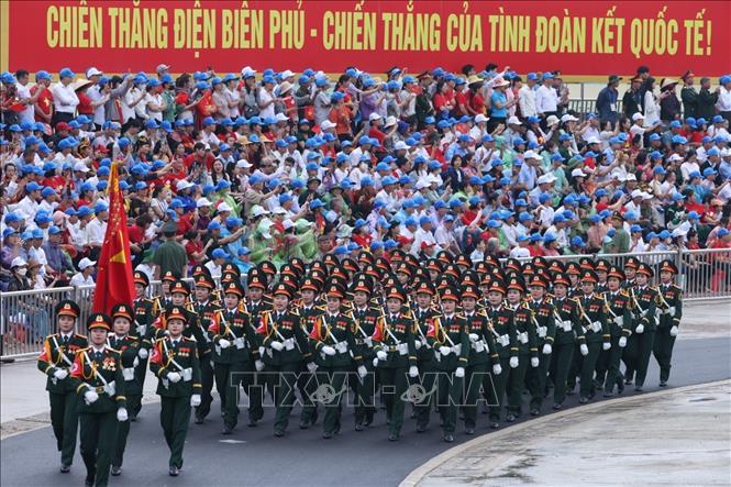 Khối nữ sĩ quan Quân y diễu binh. Ảnh: TTXVN