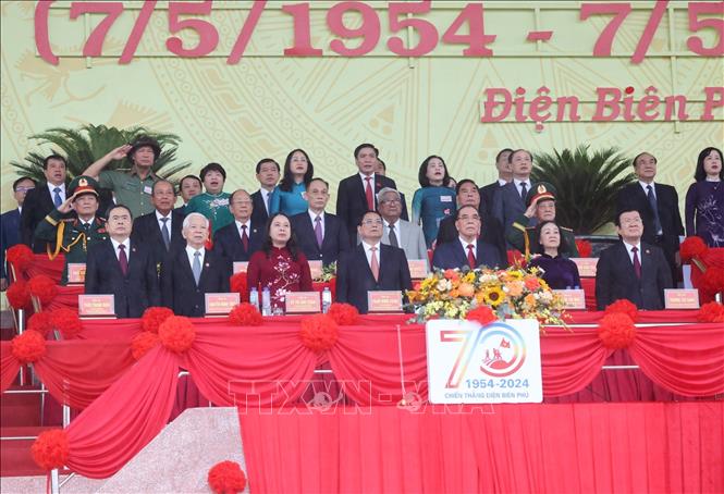 Các đại biểu thực hiện nghi lễ chào cờ. Ảnh: Lâm Khánh - TTXVN