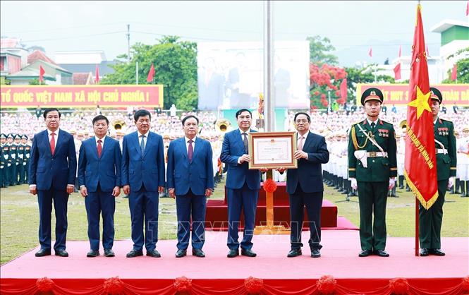 Thủ tướng Phạm Minh Chính trao Huân chương Độc lập hạng Nhất cho Đảng bộ, chính quyền và nhân dân các dân tộc tỉnh Điện Biên. Ảnh: Dương Giang - TTXVN