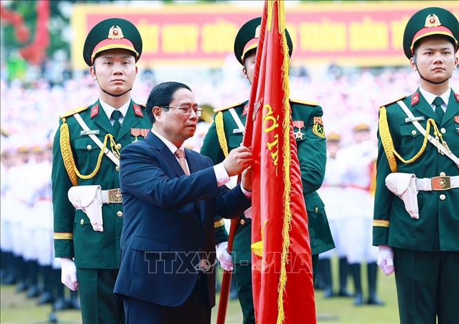 Thủ tướng Chính phủ Phạm Minh Chính trao Huân chương Độc lập hạng Nhất cho Đảng bộ, chính quyền và nhân dân các dân tộc tỉnh Điện Biên. Ảnh: Dương Giang - TTXVN