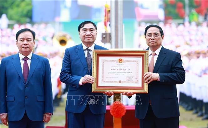Thủ tướng Phạm Minh Chính trao Huân chương Độc lập hạng Nhất cho Đảng bộ, chính quyền và nhân dân các dân tộc tỉnh Điện Biên. Ảnh: Dương Giang - TTXVN