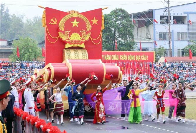 Khối Nghi trượng diễu hành qua lễ đài. Ảnh: Lâm Khánh - TTXVN