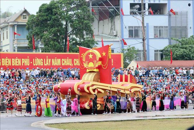Khối Nghi trượng diễu hành qua lễ đài. Ảnh: Lâm Khánh - TTXVN