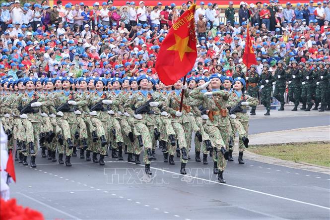 Khối nữ sĩ quan Lực lượng Gìn giữ hòa bình diễu binh. Ảnh: Lâm Khánh - TTXVN