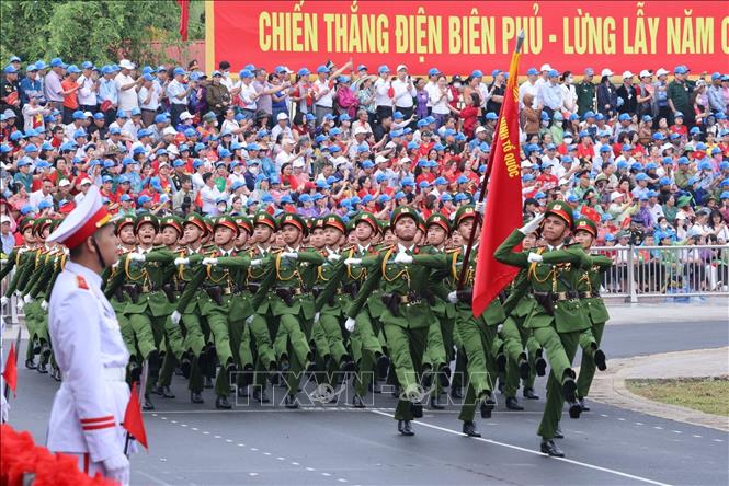 Khối sĩ quan Cảnh sát nhân dân diễu binh. Ảnh: Lâm Khánh - TTXVN