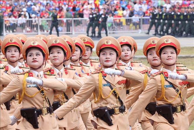 Khối nữ sĩ quan Cảnh sát giao thông diễu binh. Ảnh: Lâm Khánh - TTXVN