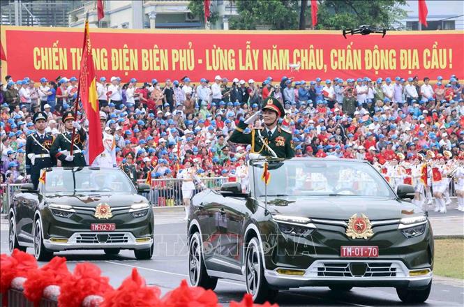 Trung tướng Nguyễn Trọng Bình, Phó Tổng Tham mưu trưởng QĐND Việt Nam trên xe chỉ huy dẫn đầu đoàn diễu binh, diễu hành. Ảnh: Lâm Khánh - TTXVN