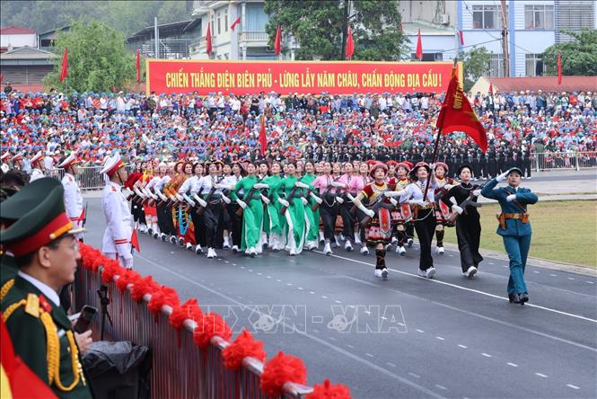 Khối nữ dân quân các dân tộc Tây Bắc diễu binh. Ảnh: Lâm Khánh - TTXVN