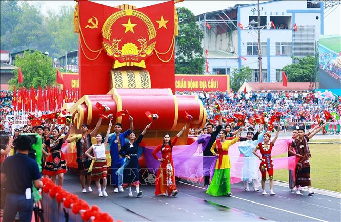Khối Nghi trượng diễu hành qua lễ đài. Ảnh: Dương Giang-TTXVN