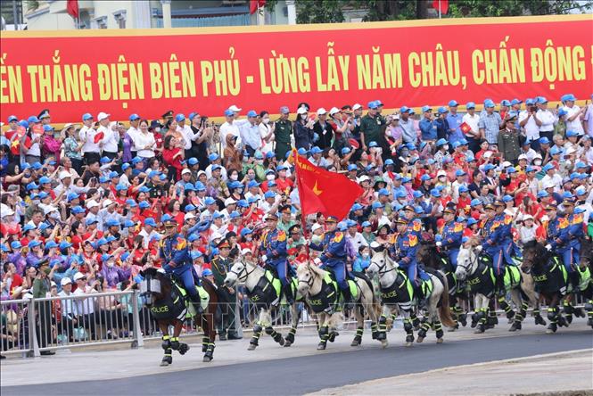 Màn diễu binh của Khối Cảnh sát cơ động Kỵ binh. Ảnh: Lâm Khánh - TTXVN