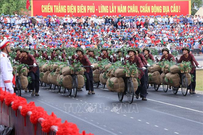 Màn diễu hành của Khối Dân công hoả tuyến. Ảnh: Lâm Khánh - TTXVN